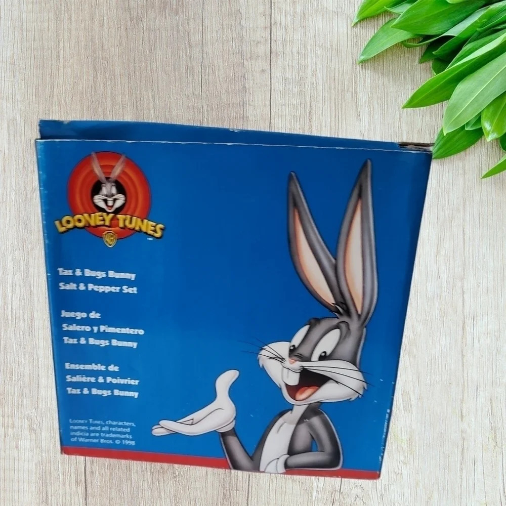 Vintage Looney Tunes Taz and Bugs Bunny Salt and Pepper Shakers - Picture 10 of 11